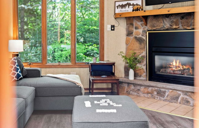 Harmony Ridge by Avantstay Fireplace, Large Deck & Forest Views - Foto 8