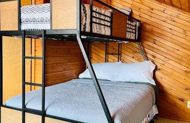 Unforgettable 4 bedroom 3 bath waterfront cabin - Photo 15