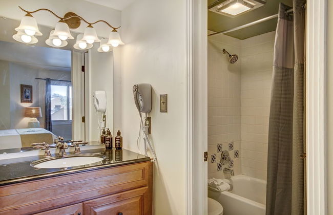 2BR/2BA Condo on Shuttle Route - Wild Irishman 1015 - Pool & more! - Foto 14