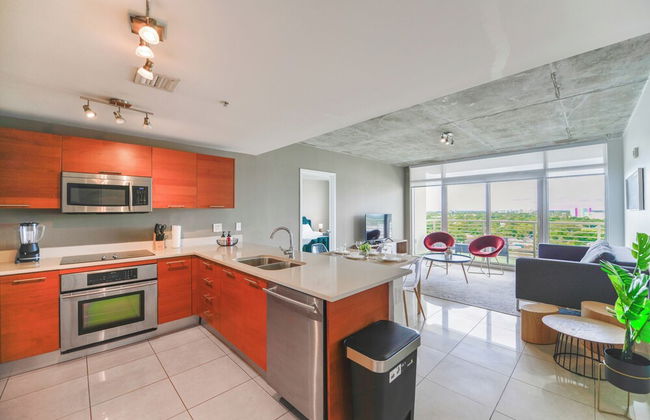 Lovely Condo|Pool & Parking at Midblock - Foto 7