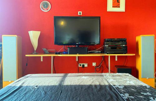 Modern Red & Blue Apartment - Photo 13