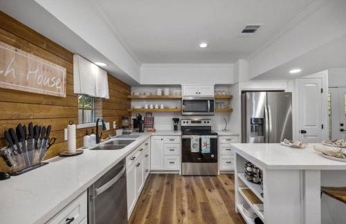 Seabrook 3BR Sleeps 10 w Backyard, Fire Pit Near Kemah - Foto 22