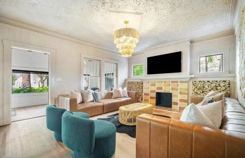 Hacienda Flamingo Unit 1 - Spacious Designer Flat with Sunroom & Style - Foto 11