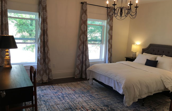 Beautiful 4BR Downtown House, Sleeps 10 - Photo 3