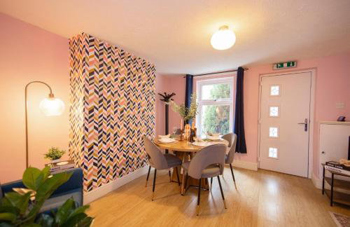 Stylish central location 3 bedroom house - Photo 5