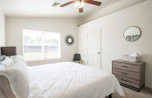 GRAUHAUS Tasteful 3BD with KING bed in Pekin - Foto 9