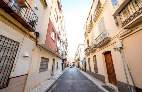 Modern 3 bedroom, city center with patio & high ceilings by 10ToSea - Photo 20