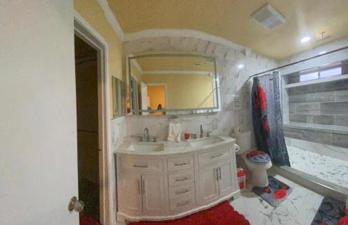 Modern Comfort Near Military Bases & Shopping – Walk to Parks & Lakes! - Foto 9