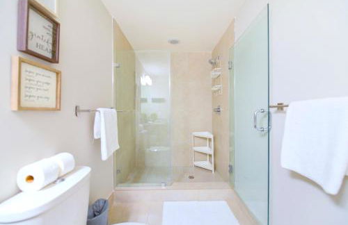 Modern Hotel with Pool & Gym in Prime Doral Location - Foto 16