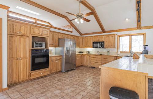 White River Escape with BBQ & Private Backyard - Foto 18