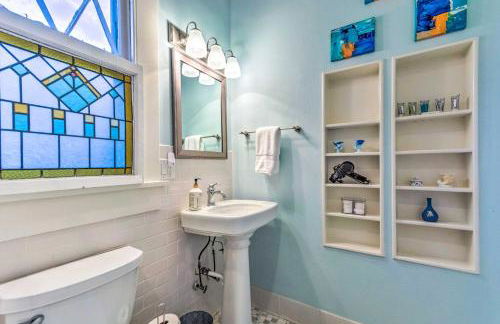 Colorful Cottage with Deck about 5 Mi to Downtown! - Foto 18