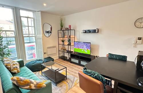 Cosy High Street Apartment 30 seconds from station - Foto 1