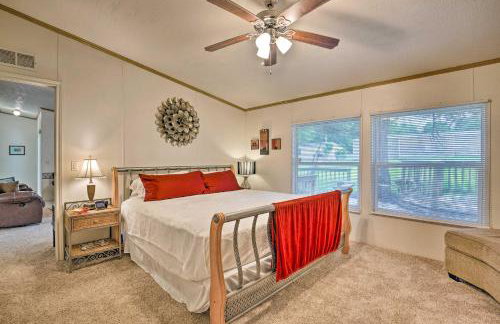 Cedar Creek Lake Access Retreat with Deck - Foto 12