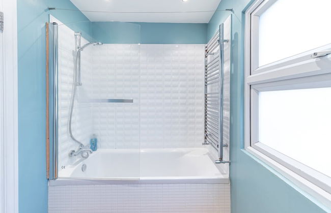 Stylish Shepherds Bush Flat - Photo 9