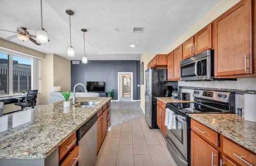 Luxury Condo w/ Lake Views! Center of Downtown - Foto 26