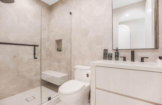 Villa Camellia - Charming 5 BR Home in the Heart of Studio City - Photo 37