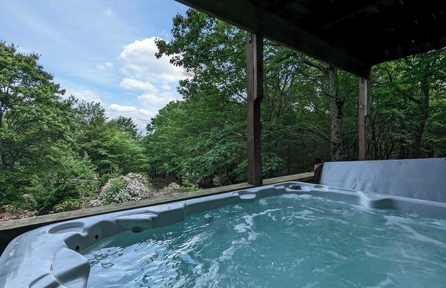 Sky View Chalet by Avantstay Stunning Interior, Spacious Deck, Hot Tub, & View - Photo 1