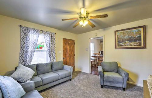 Cozy Helper Home with Fenced Yard, Pets Welcome - Foto 5