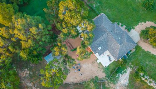 Private Luxury Getaway | Fire Pit | Near Weddings - Photo 5