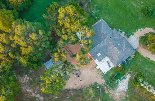 Private Luxury Getaway | Fire Pit | Near Weddings - Photo 5