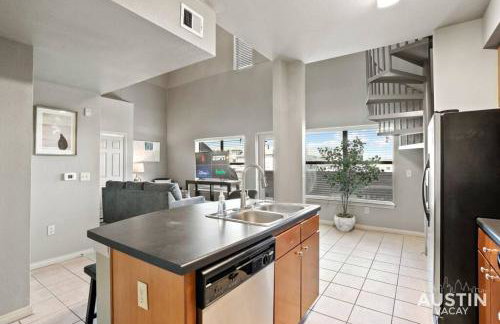 Balcony Skyline View Spiral Staircase Near UT - Foto 9