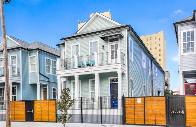 Modern 4 BR Condo with Balcony & Pool - Near FQ - Foto 46