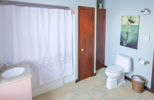 Bohemian Bungalow with Hot Tub - Foto 24