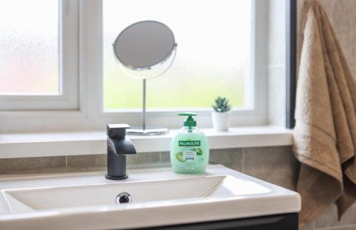 Spacious Family - Contractor Stay - Parking - WiFi - Photo 14