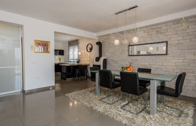 Luxury Secluded Villa w. Pool, Jacuzzi and Garden - Photo 22