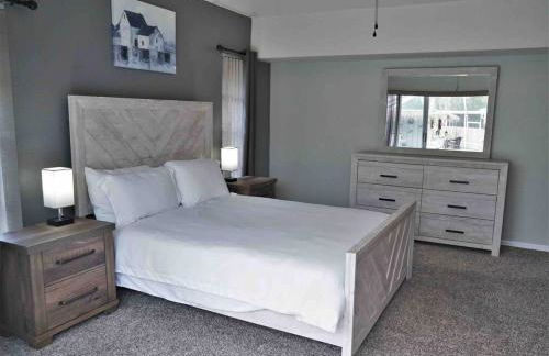 Peachland getaway with pool and tiki bar - Foto 12