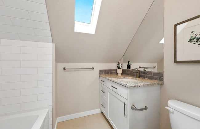 Bright and Stylish Home Great Central Location! - Foto 19