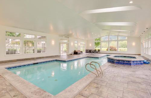Private Pond and Indoor Pool Grand Arlington Villa! - Foto 1