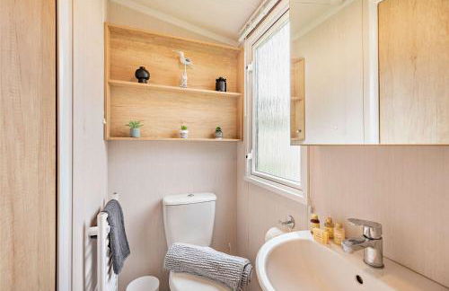 Rated Superb - Award-Winning Family Holiday Park - Live Shows, Themed Events, and Activities for All Ages, Day and Night - WiFi, Netflix, Linens - Gym, Sauna - Spotless, Quiet, Secluded, Parking - Restaurant, Shop, Bar - Foto 22