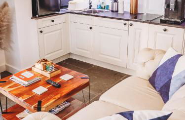 Cottage with Hot Tub - near Cheltenham and Tewkesbury - Photo 12