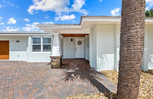 Siesta Key Waterfront Oasis - Heated Pool, Dock, Walk to Village & Beach - Photo 7