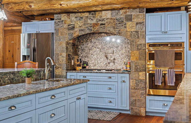 The Bigwood Cabin by Avantstay Hot Tub, Firepit, Pool Table, Private Yard - Photo 16