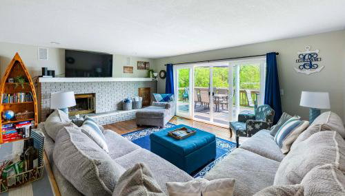 Waterfront Deck and Dock Torch Lake Home! - Foto 3