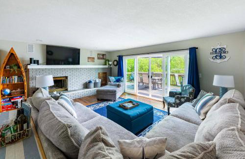 Waterfront Deck and Dock Torch Lake Home! - Foto 3