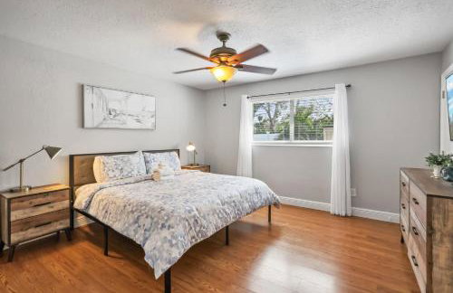 3BR 2BA Heated Pool Home Pool Table Great Location - Foto 14