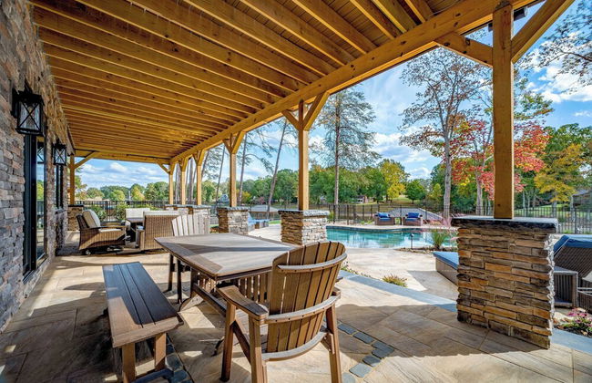 Black Bear Lodge by Avantstay Lakefront, Dock, Pool, Theater Sleeps 20+ - Foto 53