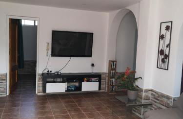 Serene mountain views Spacious garden and sole use of the 10x5m pool - Foto 9