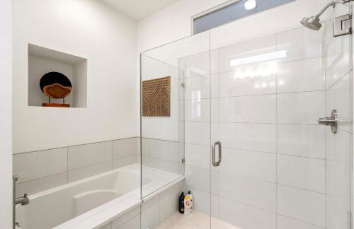 Steps from River & Old Town - Hot Tub & King Bed - Foto 36