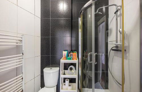 Well Connected 2 Bedroom Flat with Ensuite Bathrooms in London SE5 - Foto 21