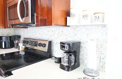 GREAT Luxe House NEAR Downtown & Marina in Miami - Photo 12