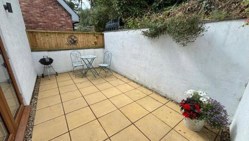 Honey Bee Cottage Tiny House Welshpool - Photo 4