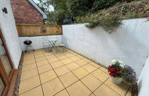 Honey Bee Cottage Tiny House Welshpool - Photo 4