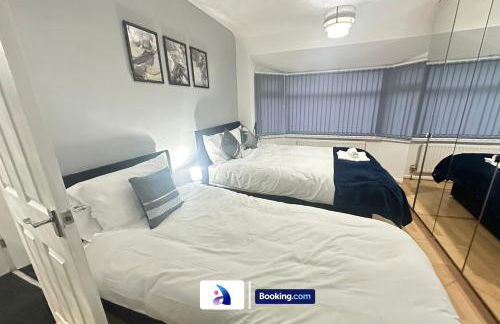Spacious 3 BDR By Avalora Short Lets & Serviced Accommodation Queensway With Big Garden, Near Train Station, Airport & Large Driveway - Photo 2