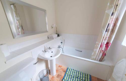 Friars Walk houses with 2 bedrooms, 2 bathrooms, fast Wi-Fi and private parking - Photo 11