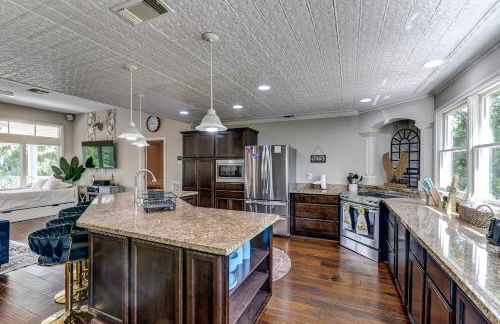 The San Bernard River waterfront provides private access to a spa, boat ramp, and jet skiing - Photo 80