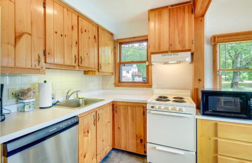 Waterfront Gray Home with Furnished Deck and Fire Pit! - Foto 6